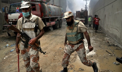 Десетки загинали след атака над автобус в Пакистан - 1