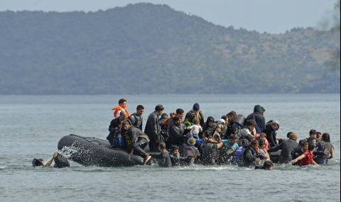 Испанската брегова охрана спаси 13 мигранти в потъваща лодка - 1