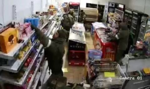 Вижте как руските „освободителни” войски грабят магазини и банки в Украйна - 1