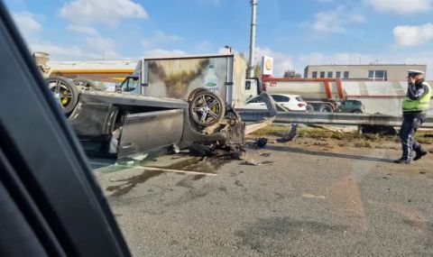 Зрелищна катастрофа в София, кола се обърна по таван, има двама ранени (СНИМКИ) - 1