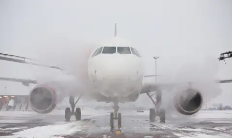 Руски самолет се приземи върху замръзнала река - 1