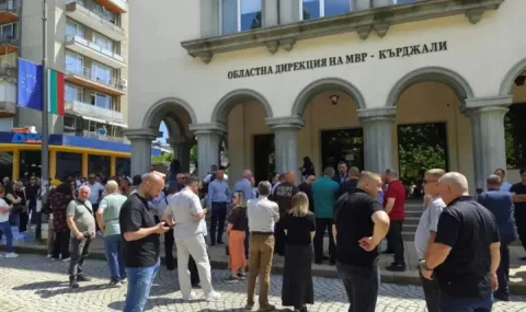 Стотици се събраха пред РУ-Кърджали след отвеждането на кмета - 1