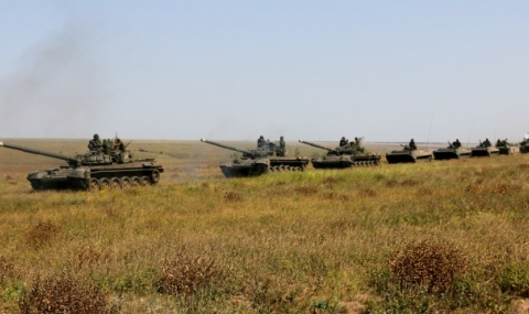 Украйна разполага тежко въоръжение на границата с Крим - 1