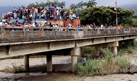 Хиляди венецуелци избягаха в Колумбия (СНИМКИ) - 1