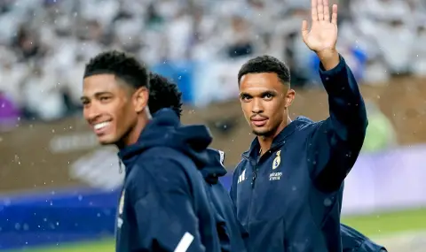 Интересен кадър: Трент си прави нова прическа, Белингам го чака в леглото - 1