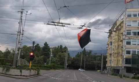 Силният вятър в София вдигна палатки на протестиращи - 1