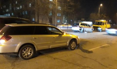 Спортна кола помете 5 автомобила и ТИР в Пловдив - 1