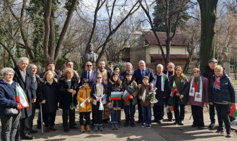 Заместник-кметът на Русе Енчо Енчев поднесе цветя пред паметника на Васил Левски в Букурещ - 1