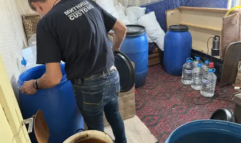 Над 1100 литра етилов алкохол задържаха митническите служители в Русе - 1