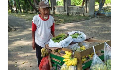Ограбен продавач на банани получи огромно дарение (ВИДЕО+СНИМКИ) - 1
