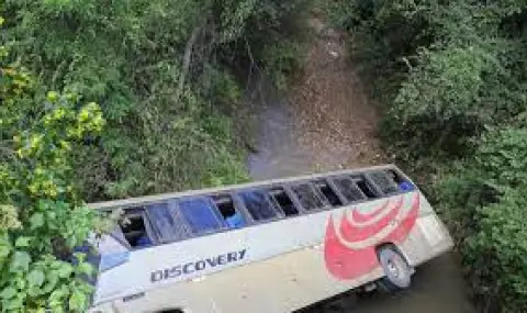 Поне 10 души са загинали при автобусна катастрофа в Хондурас - 1