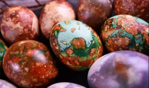 Боядисване на великденски яйца с лучени люспи и боя (СНИМКИ) - 1