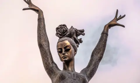 Разпръснаха праха на балерината Мая Плисецкая и съпруга й над река Ока - 1