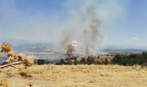 Голям пожар в Благоевградско, доближава се до къщите - 1