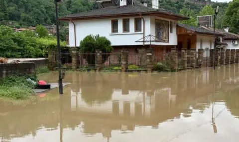The Yantra River overflowed in the area of the Kolyu Ficheto Bridge tonight  - 1