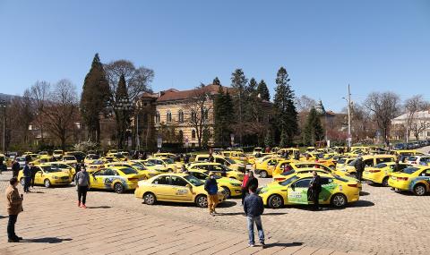 Таксиметрови шофьори излязоха на протест пред &quot;Александър Невски&quot; - 1
