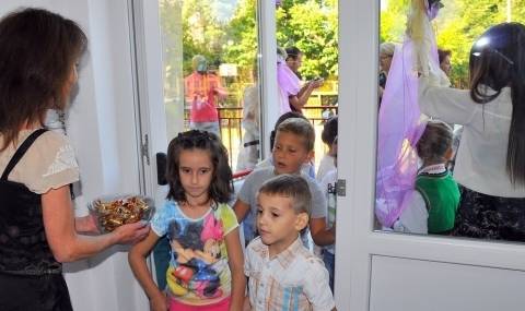 Започна приемът на първокласници, родители стояха цяла нощ да пазят ред - 1