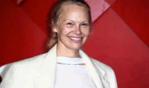 Памела Андерсън си сложи грим, за да пресъздаде емблематичния си вид от 90-те (СНИМКА) - 1
