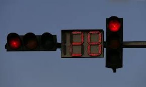 Светофарите в столицата вече няма да мигат предупредително - 1