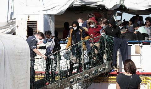 Трети кораб с мигранти акостира на италианско пристанище  - 1