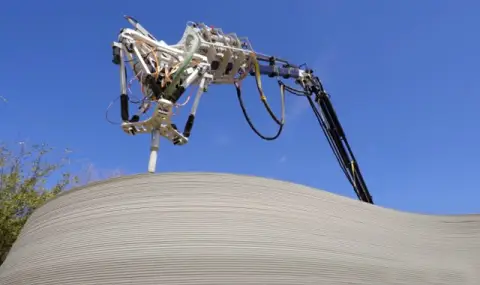 Вижте как гигантска роботизирана ръка прави двуетажна къща (ВИДЕО) - 1