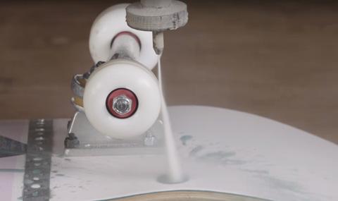 4 хиляди бара налягане срещу скейтборд - 1