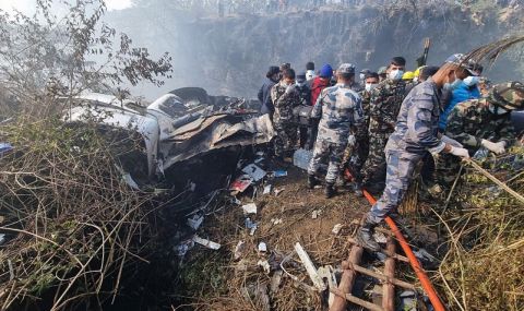 Има оцелели при тежката авиокатастрофа в Непал (ВИДЕО) - 1