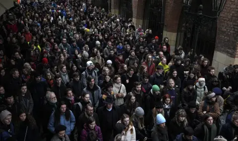 Хиляди почетоха жертвите на стрелбата в Карловия университет в Прага