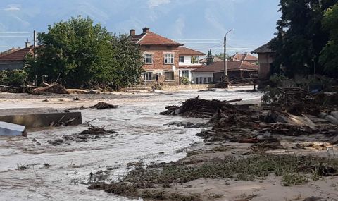 Пловдивските Ботев и Локо помогат на пострадалите хора от наводненията в Карловско - 1