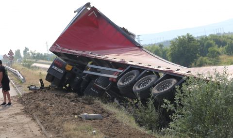 Има загинал при тежка катастрофа между два тира на пътя София-Ботевград - 1