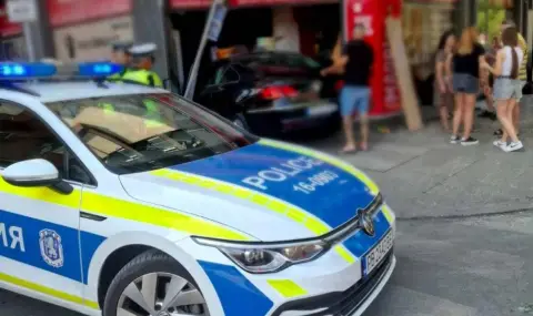 Кола се заби в магазин в Пловдив, има пострадали (СНИМКИ) - 1