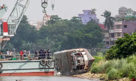Трагедия в Бангладеш: автобус падна в река, десетки жертви - 1