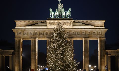 Берлинската коледна елха грейна отново след "покушение" на екоактивисти - 1