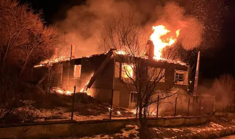 Доброволци от "Железни врата" гасят пожар в сливенско село - 1