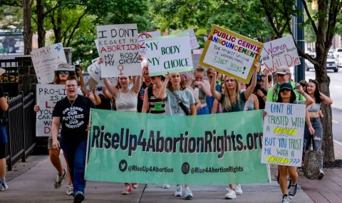 САЩ: Губернатори републиканци защитиха забраната на абортите - 1