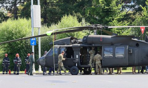 Американски военен хеликоптер кацна ненадейно в центъра на Букурещ - 1