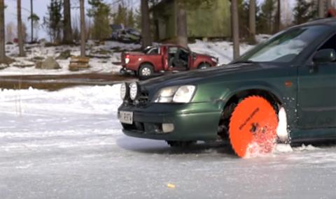 С гигантски триони вместо гуми на замръзнало езеро (ВИДЕО) - 1