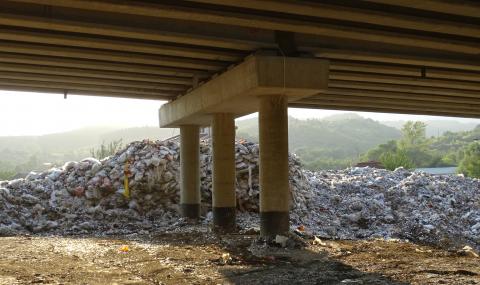 Собственикът на запаленото сметище ще чисти под моста на АМ &quot;Струма&quot; - 1