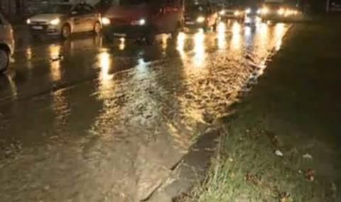 Множество наводнени улици и гаражи заради обилните валежи - 1