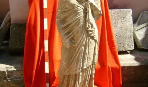 Антична статуя, заловена от митничари, показват в Бургас - 1