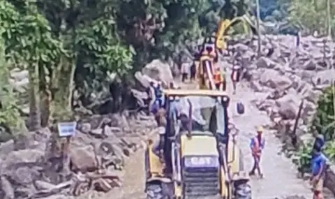Най-малко 12 души са в неизвестност след наводнения и свлачища на остров Суматра в Индонезия ВИДЕО - 1