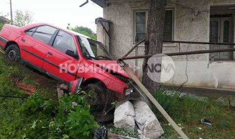 Кола влетя в къща на пътя Велико Търново-Русе - 1