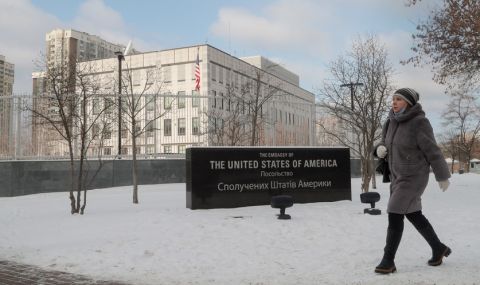 САЩ изтеглят незабавно голяма част от служителите си в Украйна - 1