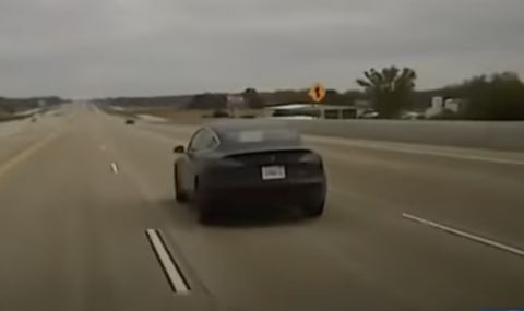Полицията спря Tesla на автопилот със заспал мъж зад волана (ВИДЕО) - 1