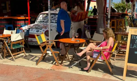 Many people work without contracts in the "Hotel and Restaurant" sector  - 1