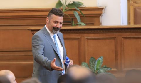Депутатът Филип Станев смени скъсаните дънки с костюм - 1