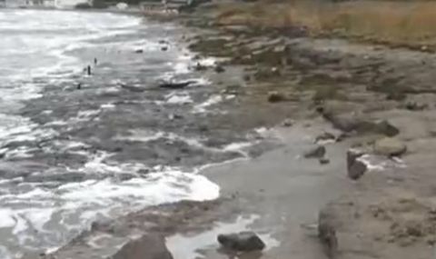 Морето унищожи част от плаж Крайморие  - 1