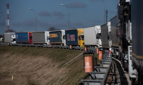Километрична опашка от камиони на границата между Полша и Беларус - 1