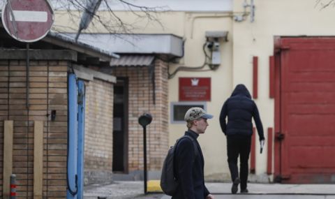 Арестуваният в Русия за шпионаж американски журналист се срещна с адвокатите си - 1