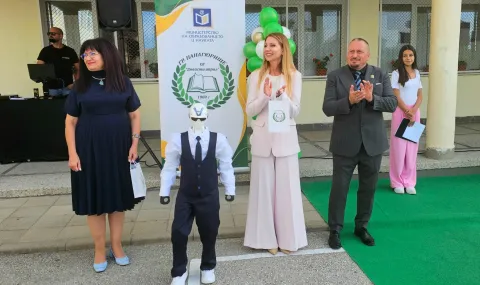 Зам.-министър и роботът Робърт откриха новата учебна година в Панагюрище